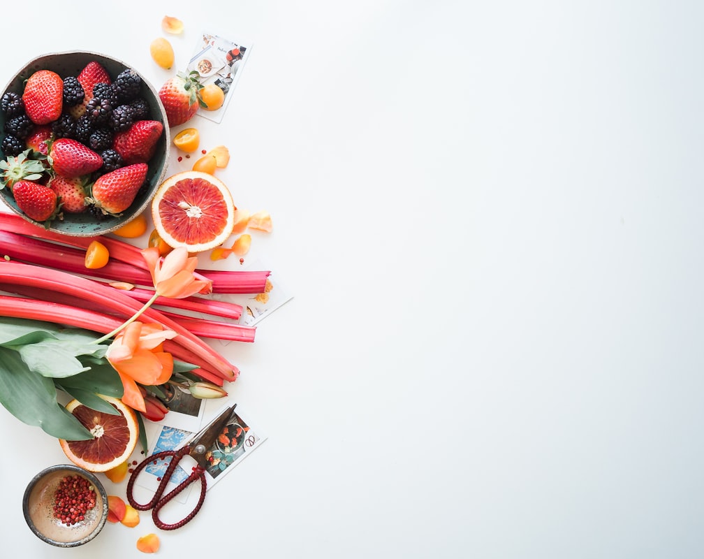 Nutritionist providing meal planning advice